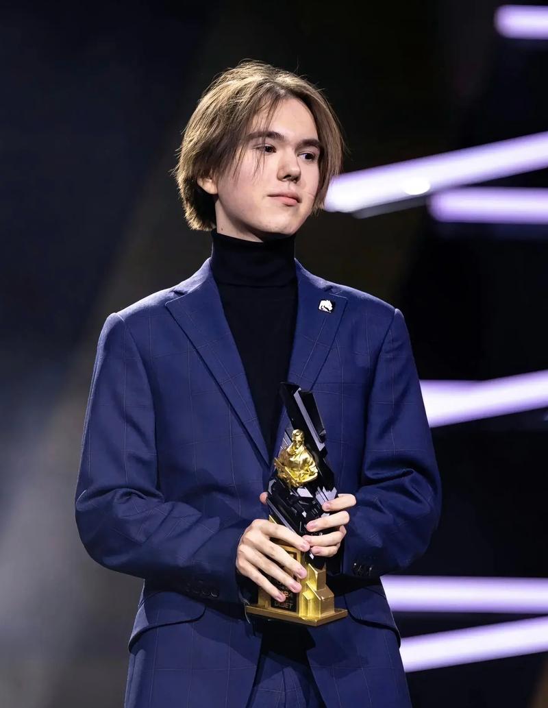 DH从 T1 学术队转移到主队