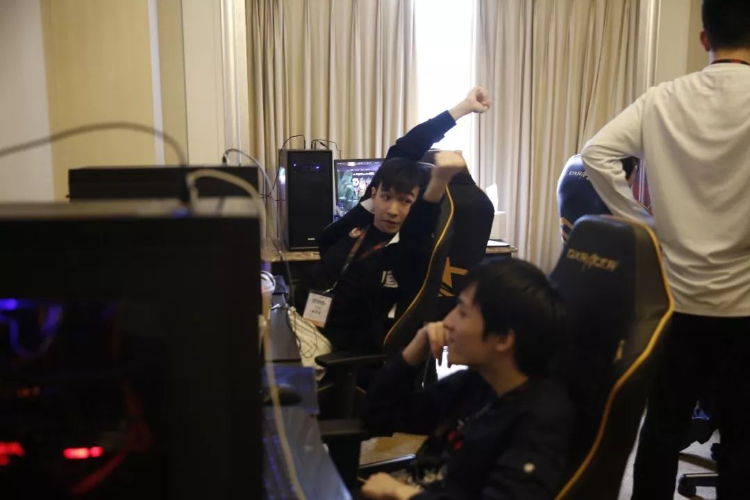 全力以赴的表演！上路、中路、下路和打野都做出了精彩的操作， EDward Gaming 击败了 Bilibili Gaming ，三支队伍全部获胜晋级